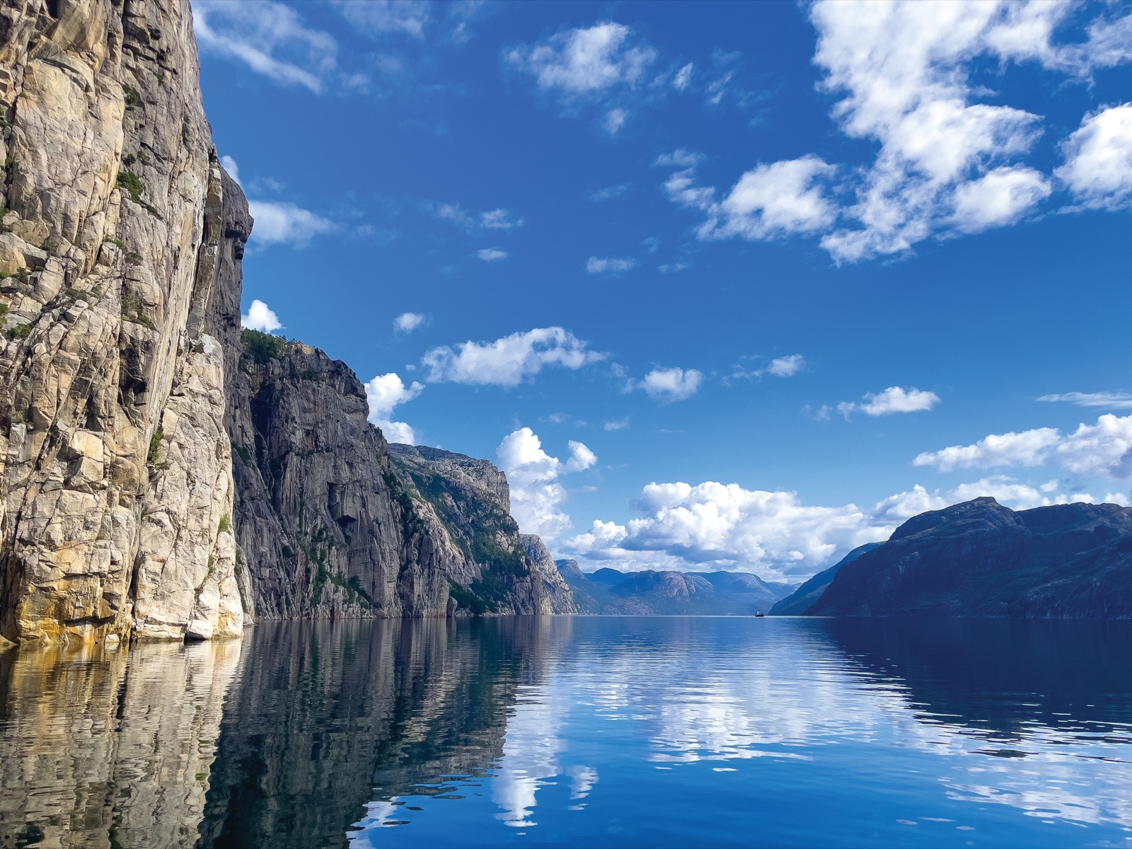 Elektrisk fjordcruise til Lysefjorden og Preikestolen